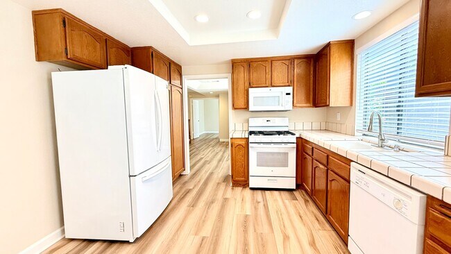 Building Photo - 1100 Sunshine Cir