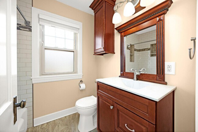 Building Photo - 109 W Poplar St