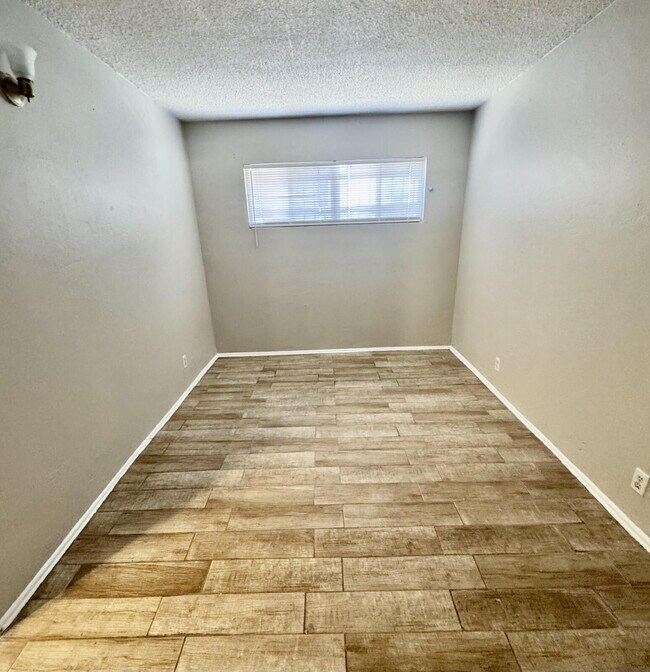 Building Photo - Fresh, Comfortable & Easy to Show!