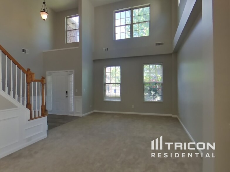 Building Photo - 4370 Rainer Dr