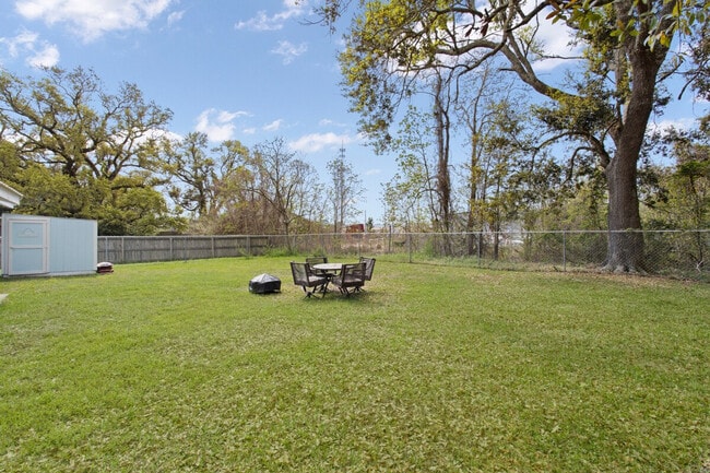 Building Photo - 805 Lewis Ave