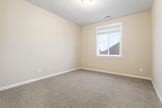 Building Photo - Excellent Condition Three Bedroom + Office, Fenced Backyard, Central AC