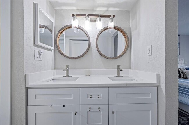 Building Photo - 1008 Apollo Beach Blvd