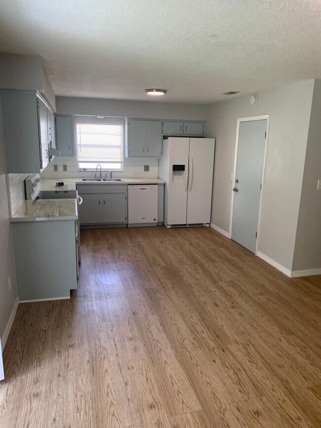 Building Photo - 1920 Travelers Palm Dr