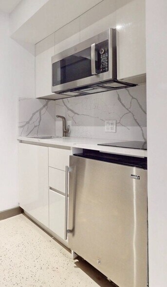 Building Photo - Open & Airy Luxury Studios