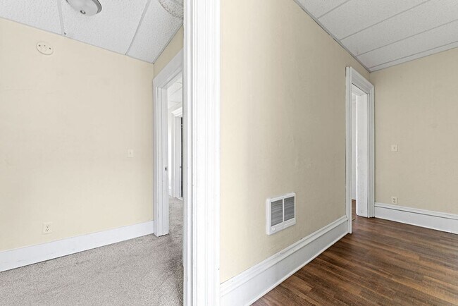 Building Photo - 211 Otter Ave