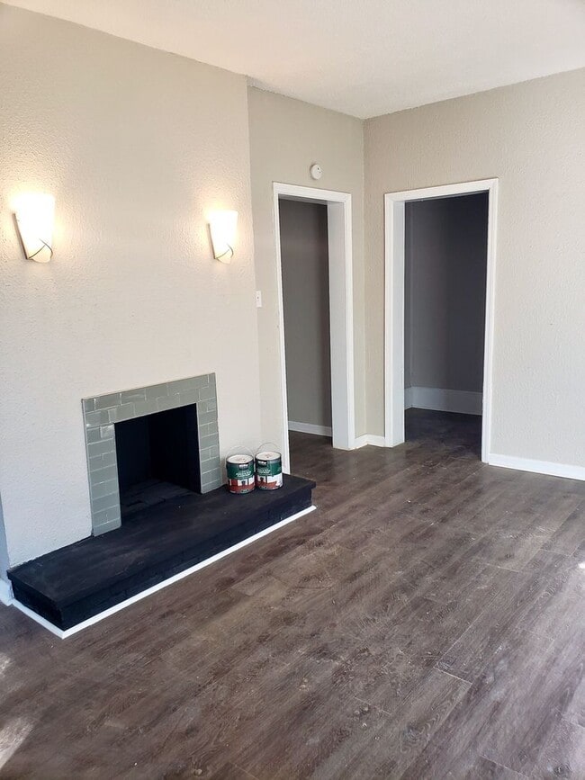 Building Photo - *** Bellevue * Lovely & Large 3 Bedroom House * Pet Friendly * Renovated & Spacious * Granite & S...