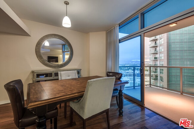 Building Photo - 13700 Marina Pointe Dr