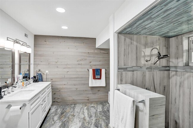 Building Photo - 5709 Bamboo Cir