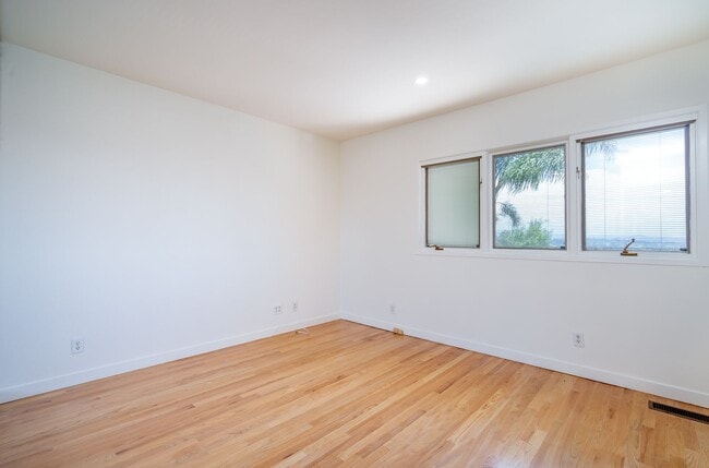 Building Photo - Beautiful 4-bedroom, 4 bath unit in the desirable Los Feliz