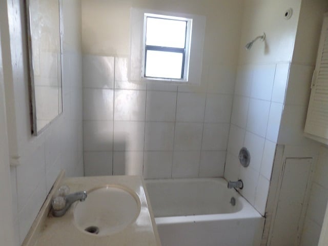 Building Photo - $25 App Fee* Spacious 3bdrm/1bath House **...