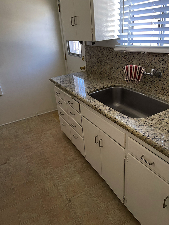 kitchen - 2576 N Buena Vista St