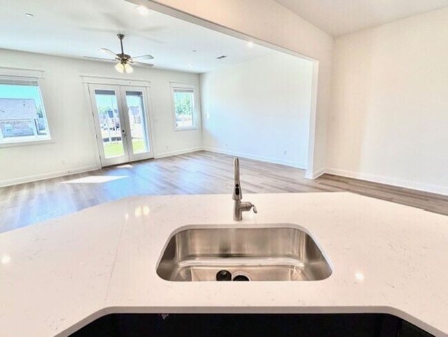 Building Photo - OPEN HOUSE! Now Leasing! 3-Bedroom 2.5 Bath Townhome in Olive Branch- Minutes from Methodist Hosp...