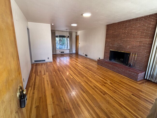 Building Photo - Charming Single Family Home in Old Southwe...
