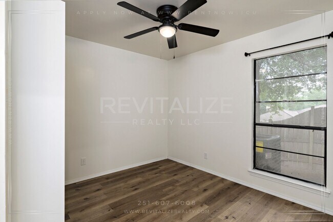 Building Photo - Beautifully Updated 3BR / 2BA in West Mobile with Private Courtyard