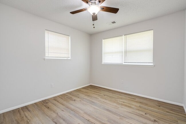 Building Photo - 4713 Newport Dr