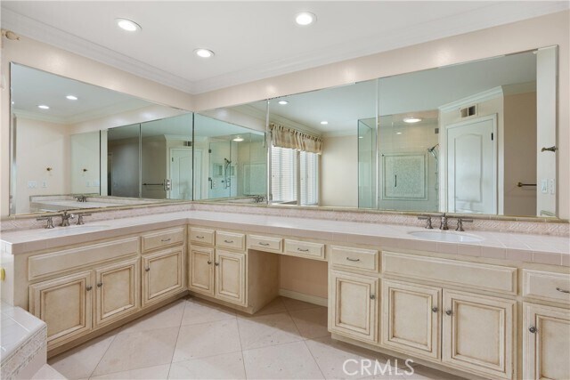 Building Photo - 6121 Greenbrier Dr