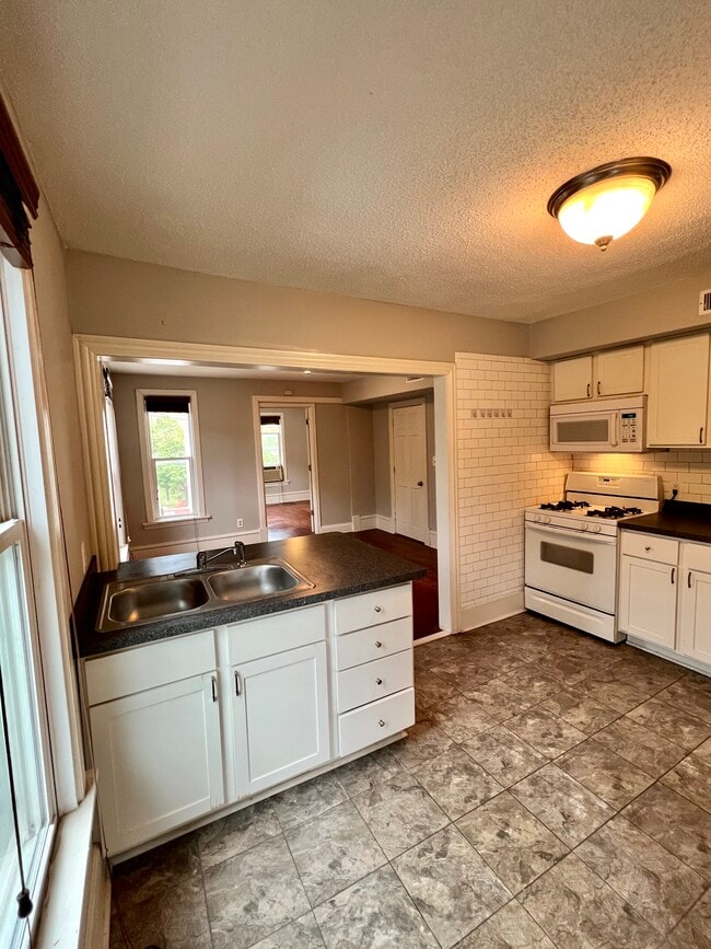 Building Photo - 1701 NE 2nd St