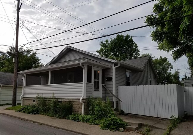 Primary Photo - 208 E Grimes Ln