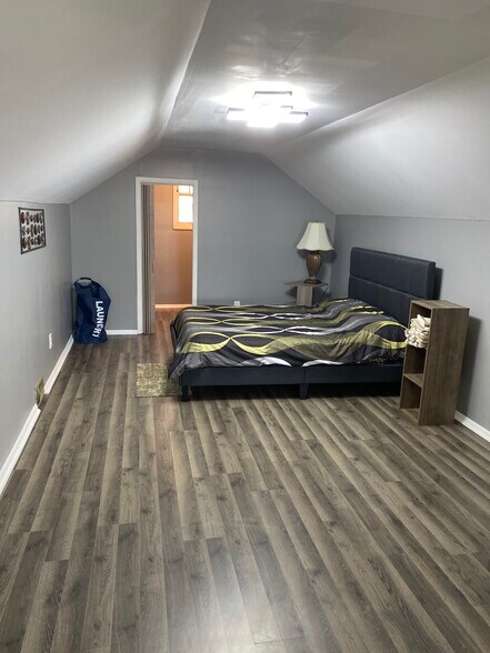 Upstairs Room 1 - 712 Washington Memorial Dr