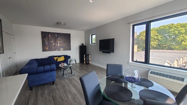 Building Photo - 5711 Washington St