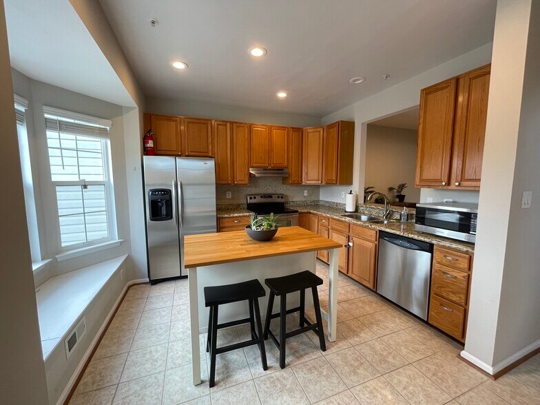 Building Photo - 5830 Shady Oak Ln