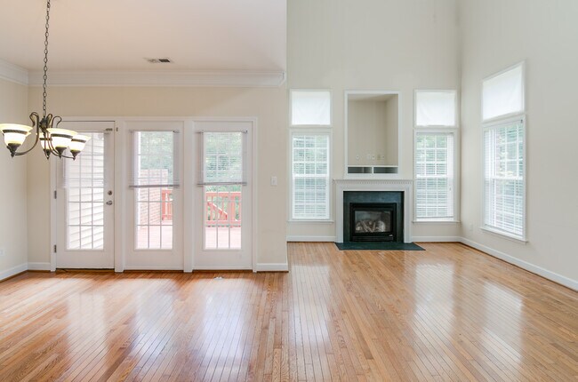 Building Photo - 832 Saratoga Dr