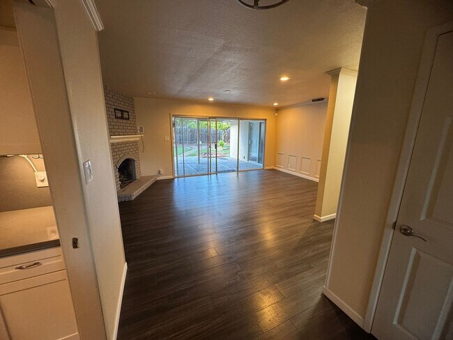 Building Photo - Upgraded Three Bedroom Duplex!