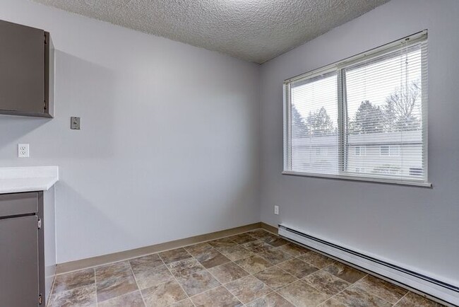 Building Photo - Lovely 1 bedroom - Waiting for you to Make...