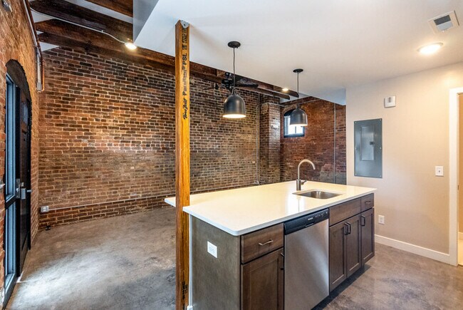 Building Photo - 235 Old South High St