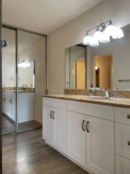 Master vanity/dressing area with sink - 4800 Sawyer Ave