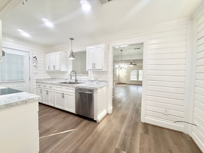 Building Photo - Stunning & Spacious 4/2 Home in Lake Jackson!