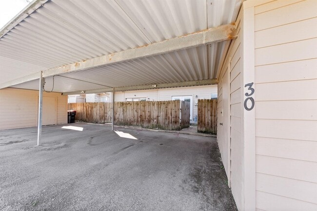 Building Photo - 7700 Creekbend Dr