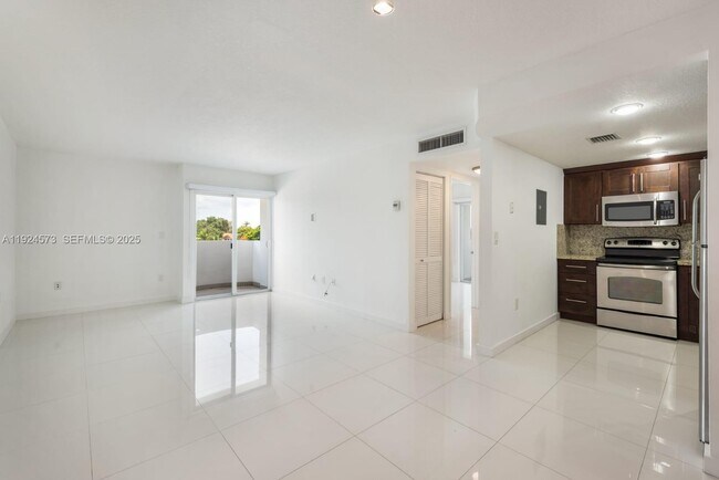 Building Photo - 411 SW 37th Ave