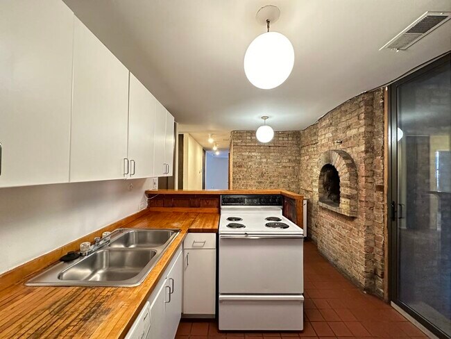 Building Photo - 605 W Surf St