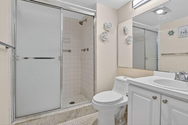 Building Photo - 830 S Hollybrook Dr