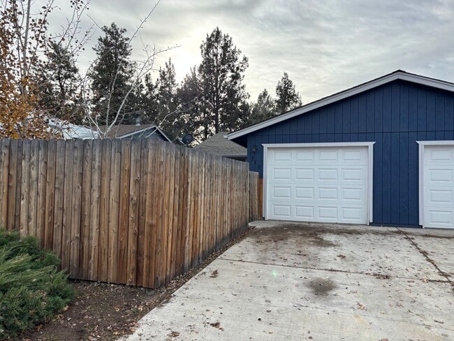 Building Photo - 717-719 SE Centennial St