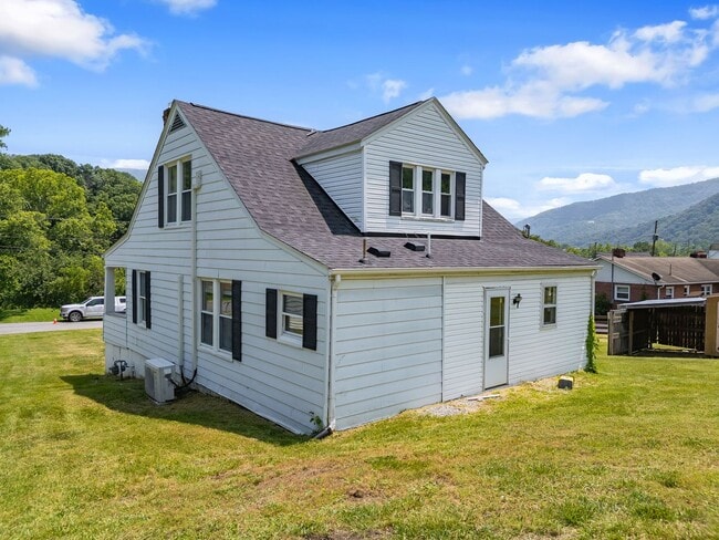 Building Photo - 4 bedroom home in Rich Creek!