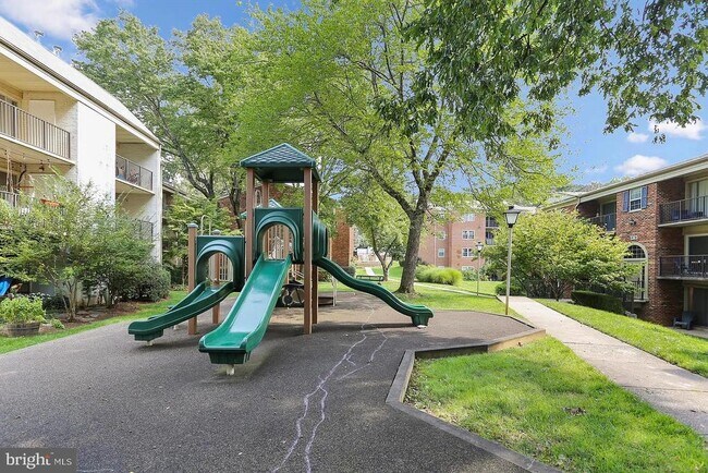 Building Photo - 882 College Pkwy