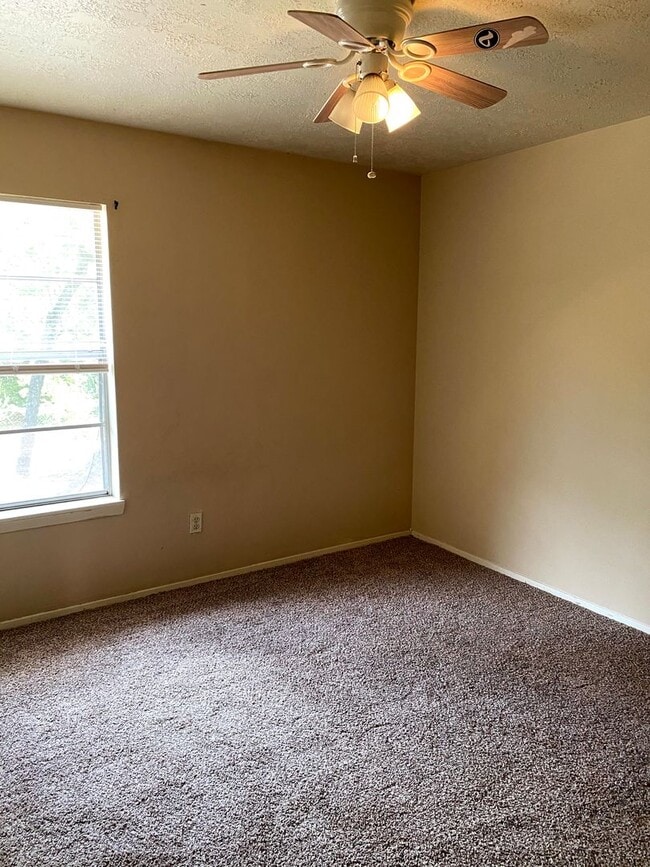 Building Photo - 2/1 Duplex Available 7/29/2026!