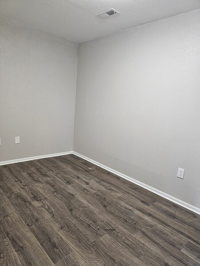 Building Photo - Beautifully Updated Two Bedroom Condo. Second Bedroom can be used as an Office/Flex Space.