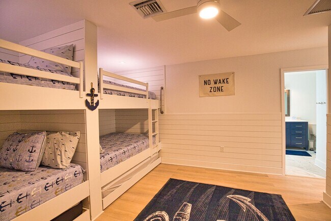 Building Photo - Seasonal Venice Island Pool Home half block from Golden Beach deeded access to the Gulf!