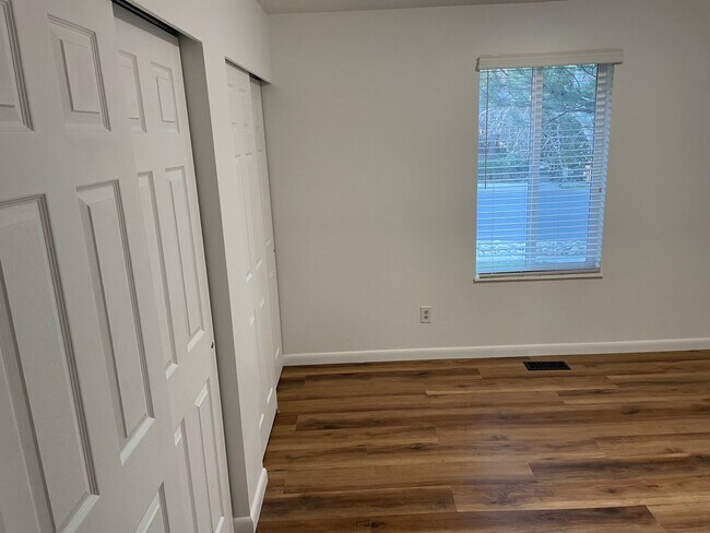 Building Photo - Spacious 5-Bedroom Home Near Little Cotton...
