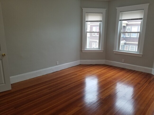 Building Photo - 29 W Tremlett St