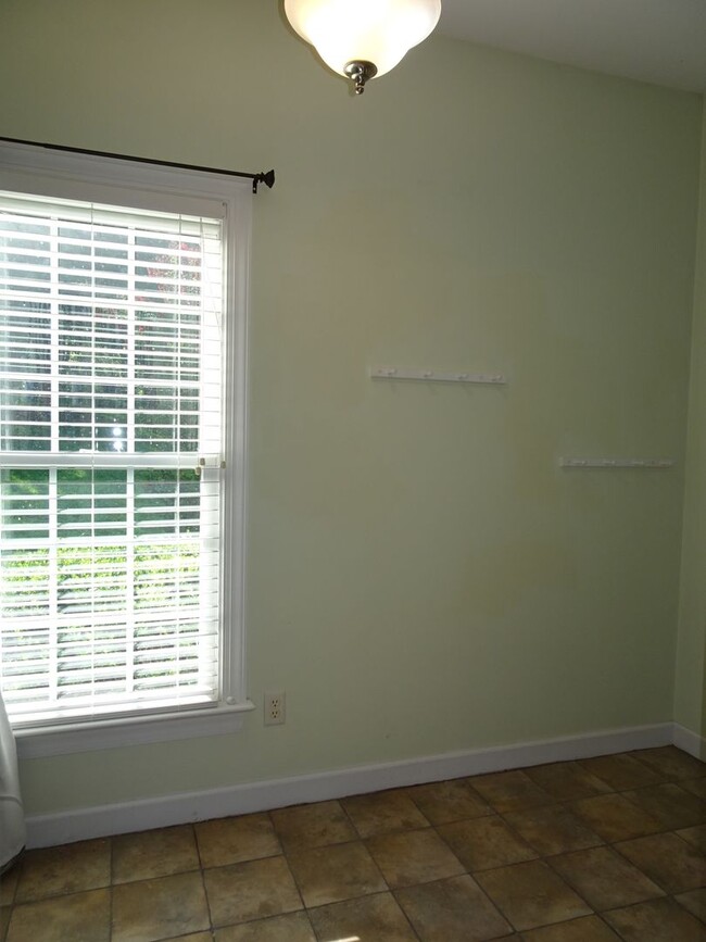 Building Photo - 4 Bedroom 3.5 bathroom Rental Home in Ford...