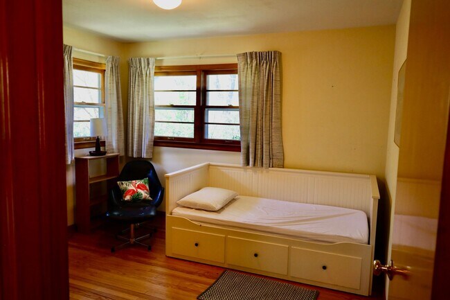Building Photo - Furnished 2BR Home + Flex | Monona Home w/...