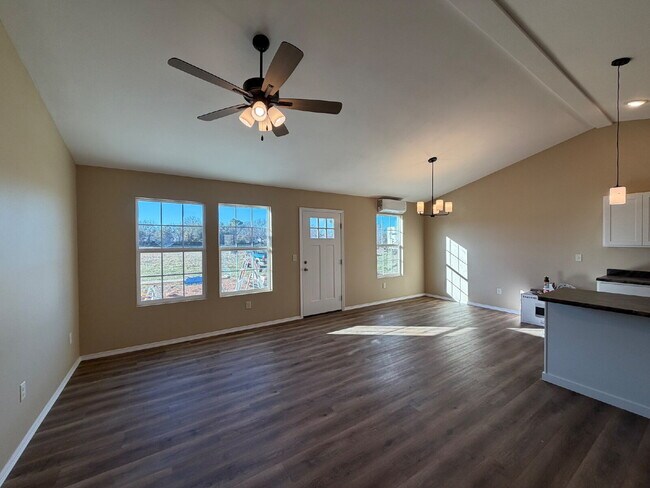 Building Photo - 4BR Duplex - Modern Energy Efficiency!!!