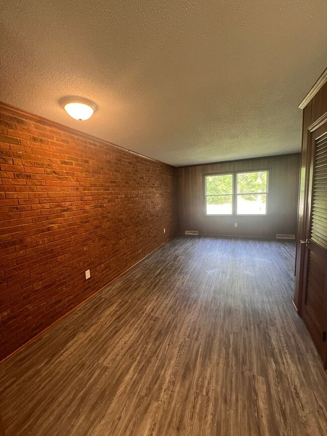 Building Photo - 2 Bedroom Duplex Available (Monroe)