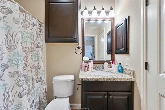 Building Photo - 4 Bed, 4 Bath Barracks Unit for August 202...