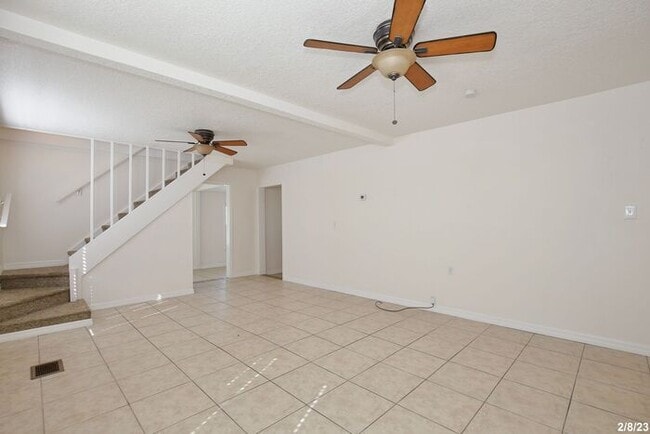Building Photo - Cozy 2/1 Spacious Duplex Near East Lake To...